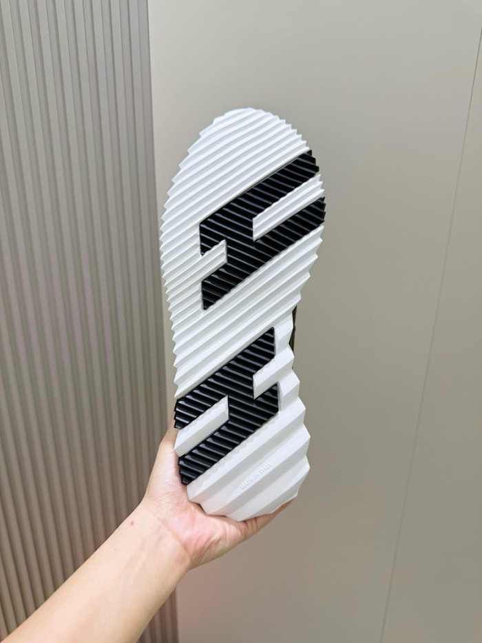 H**me5 snekaers hm099