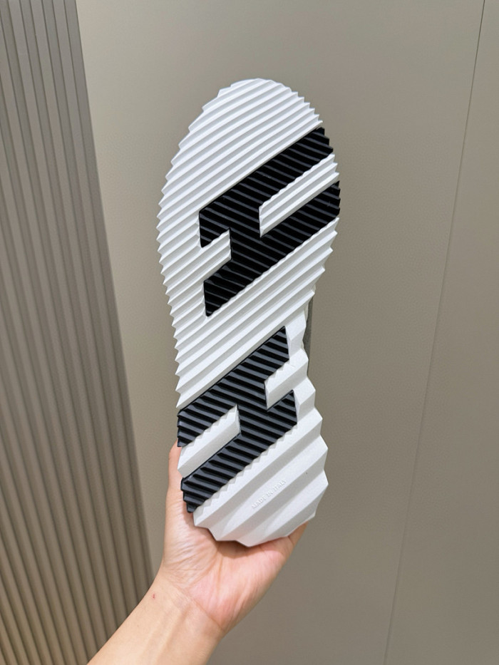 H**me5 snekaers hm104